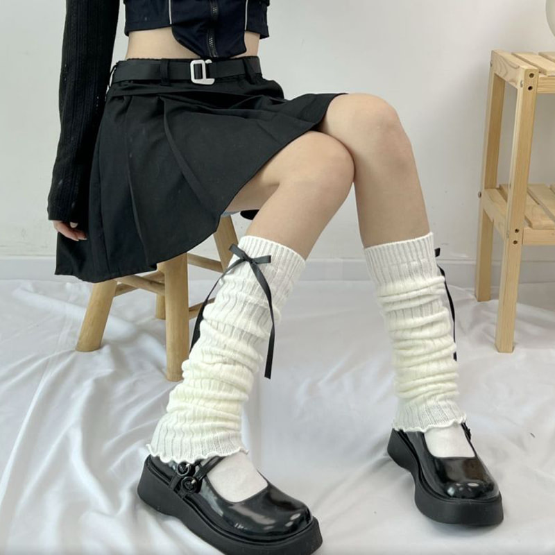 الجوارب اليابانية بالأبيض والأسود